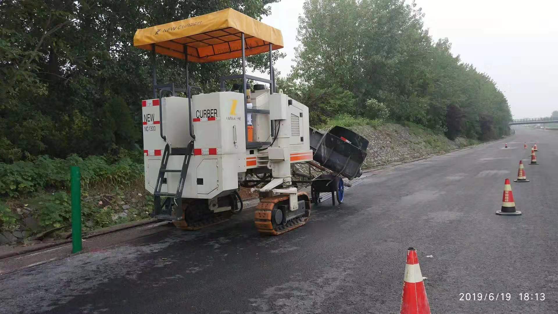 路面攤鋪開始前，務必要對混凝土路緣石滑模攤鋪機的性能進行全面檢查