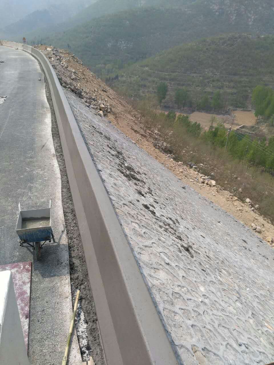 無論何種工況，路緣石滑模機(jī)都能完美運(yùn)行