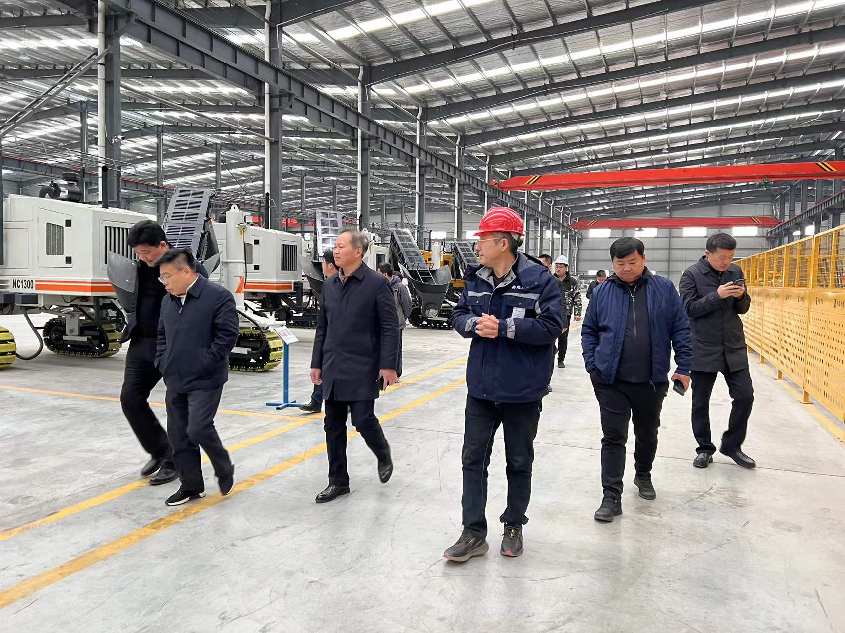 熱烈歡迎徐州市委市政府、淮海國際港務(wù)區(qū)、柳新鎮(zhèn)一行領(lǐng)導(dǎo)來我司參觀考察工作